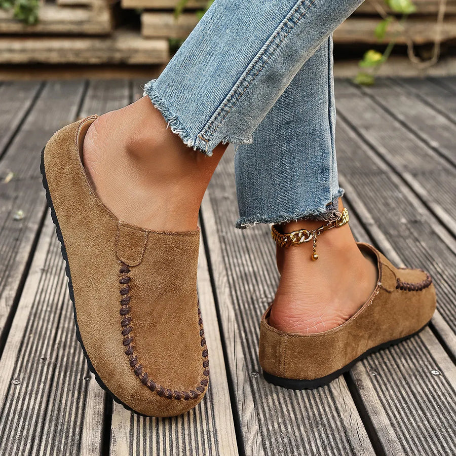 Mocassinpantoffels voor dames met sierstiksels en open hiel