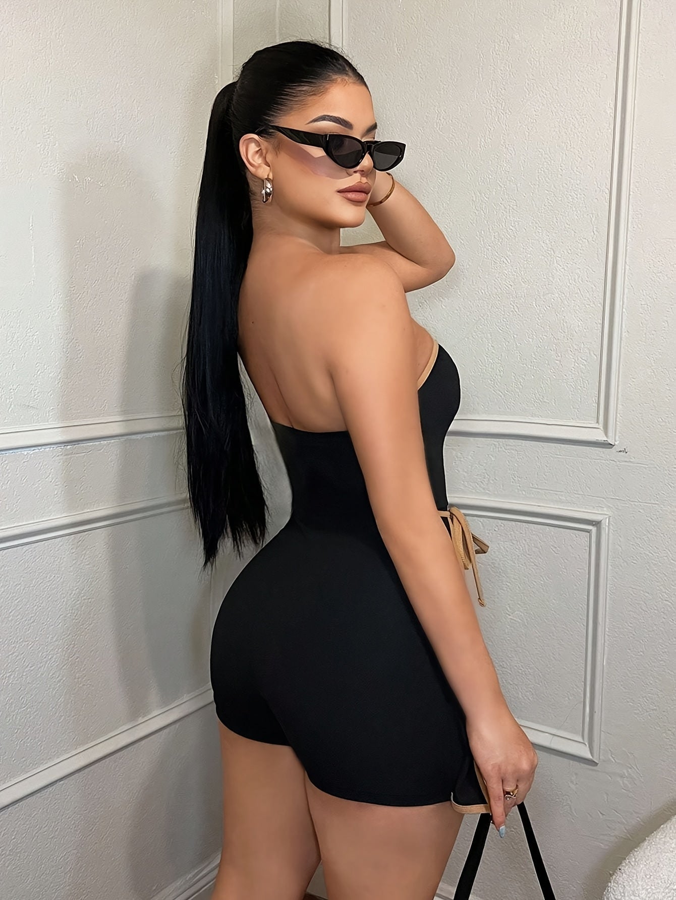 Damen Eleganter Bandeau Jumpsuit mit Gürtel und asymmetrischem Rock-Overlay – Stilvoller Einteiler für Alltag und Ausgehen