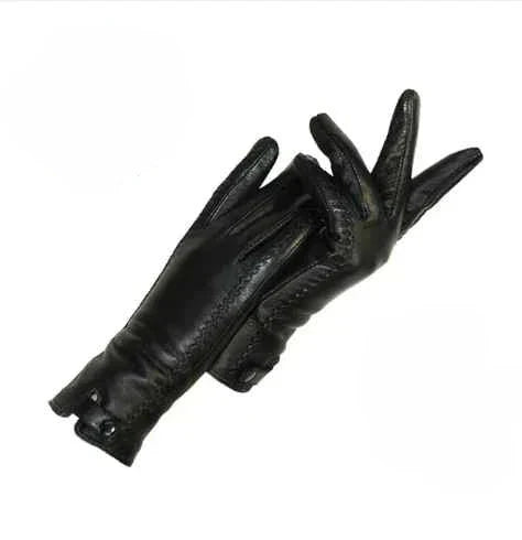 Schwarze Handschuhe aus geschmeidigem Material mit Ziernähten