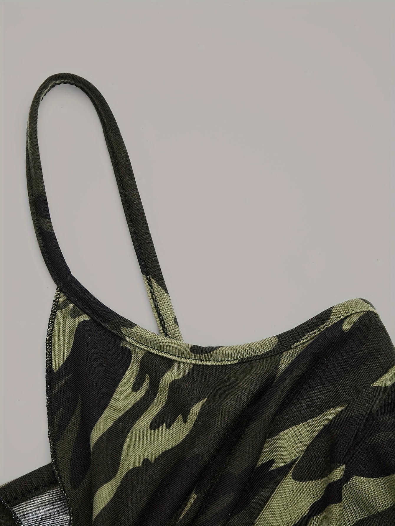 Damen Camouflage Handkerchief-Top mit Twist-Front und Spaghettiträgern – Modisches Streetwear Camisole