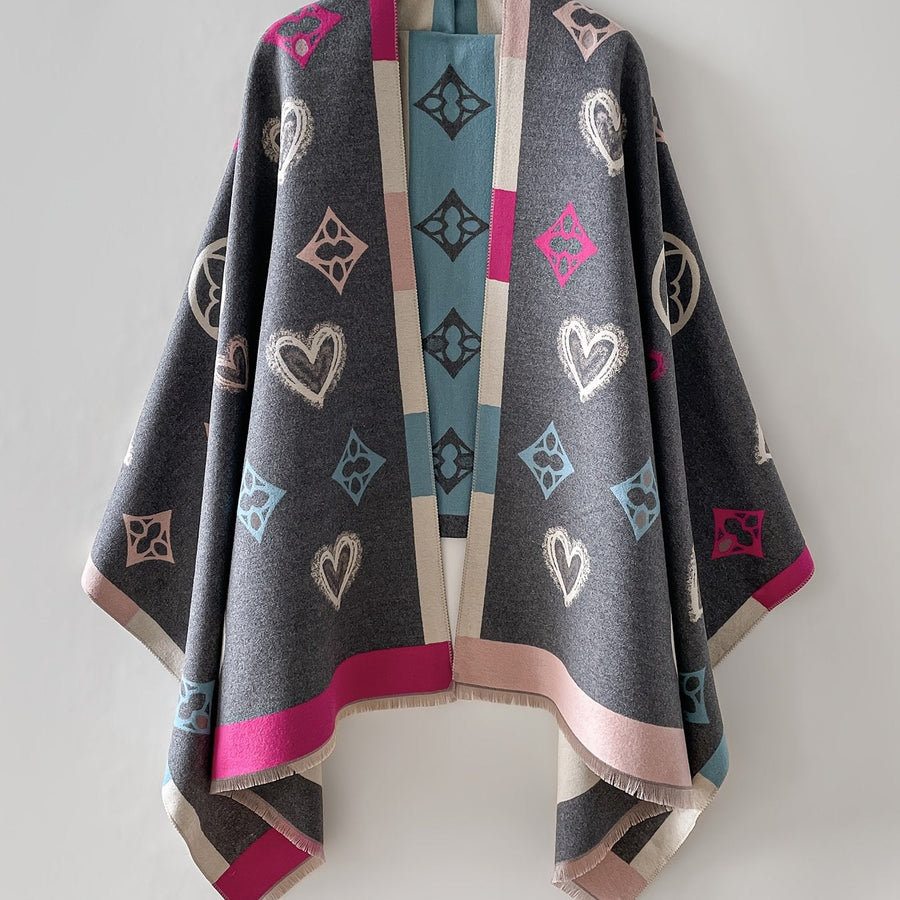 Damen Poncho mit Herz- und Logomuster Fransen Detail