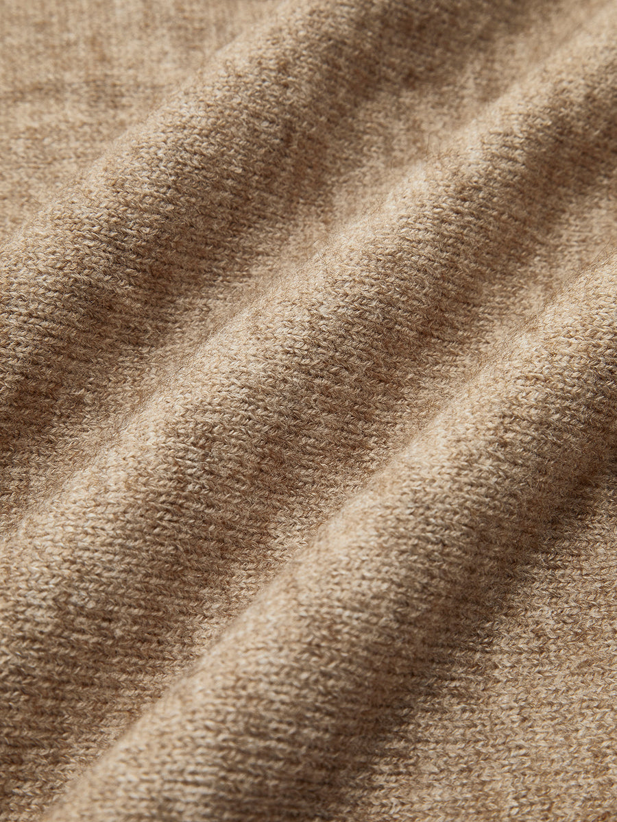 Damesgebreide set met coltrui en wijde broek in beige