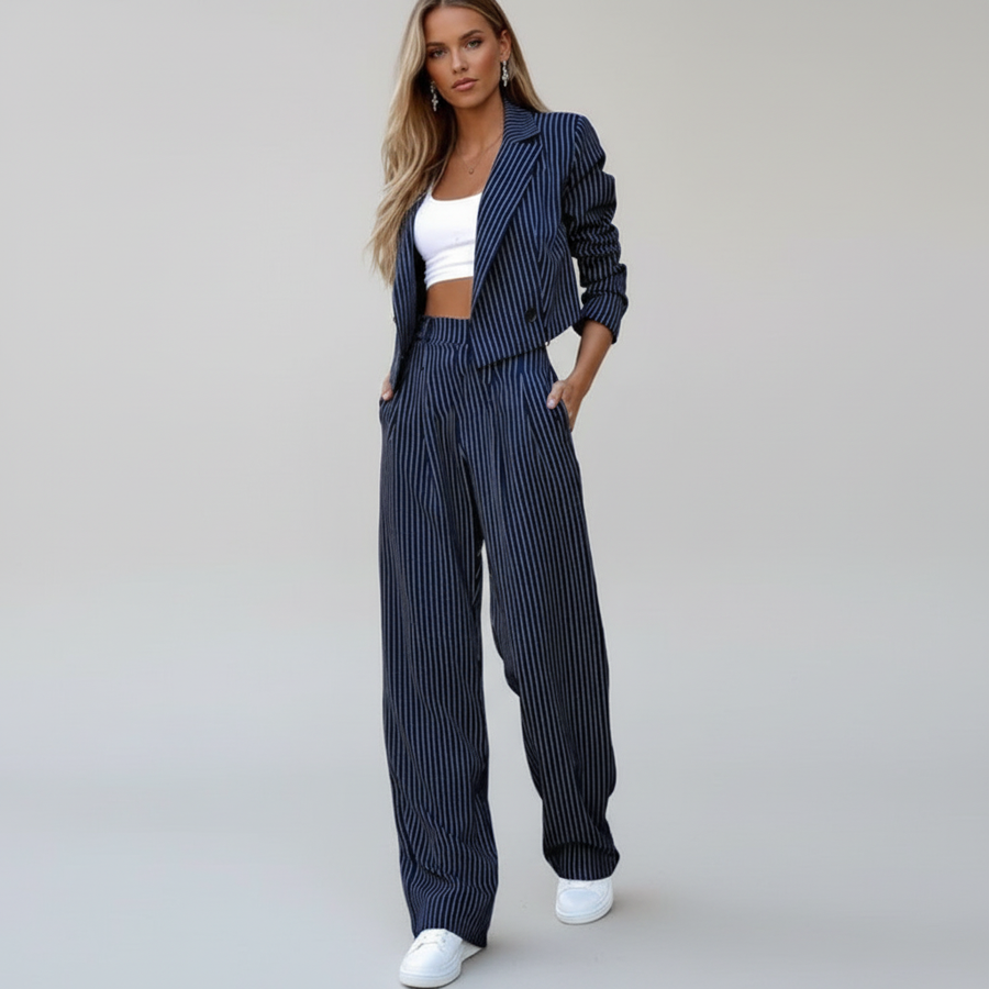 Dameskostuum met krijtstreep, bestaande uit cropped blazer en wijde broek