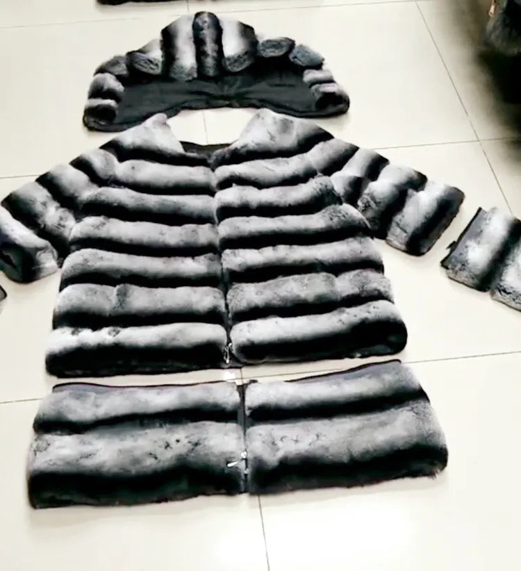 Lange damesjas met capuchon van zacht materiaal en streeppatroon