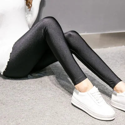 Schwarze glänzende Leggings mit hohem Bund