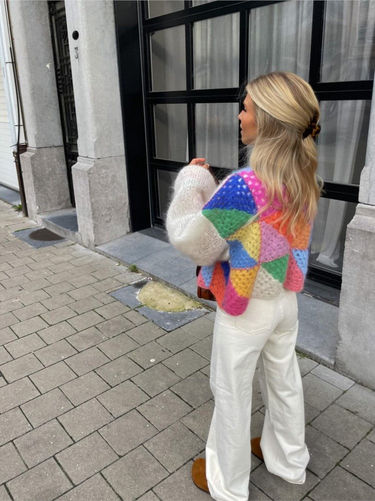 Bunter Strickcardigan mit Puffärmeln im Häkel-Patchwork-Design