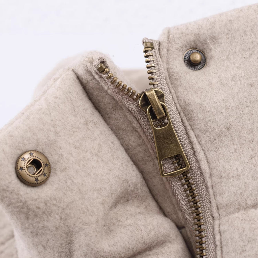 Kurze Damen Winterjacke Beige mit Stehkragen und Reißverschluss