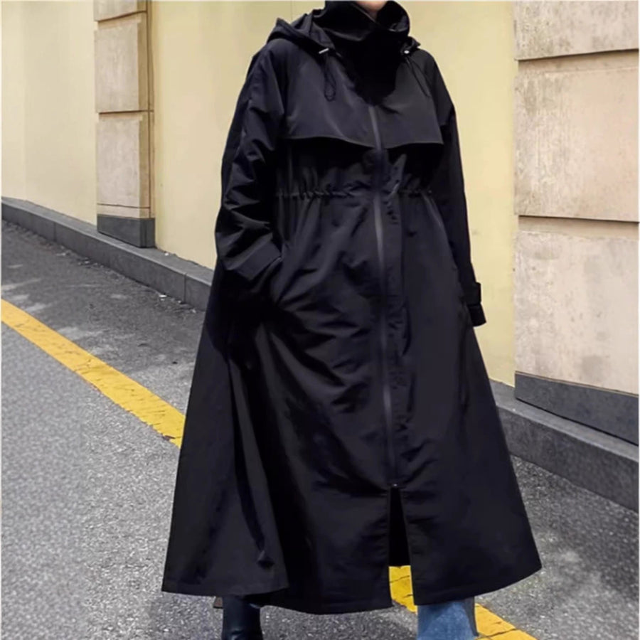 Lange zwarte damestrenchcoat met capuchon en ruim model