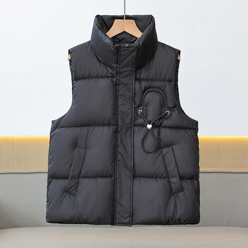 Damesbodywarmer met hoge sluiting, gewatteerd, met opstaande kraag en detail met trekkoord