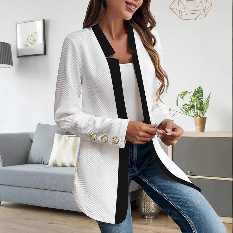 Lange damesblazer met contrasterende revers en sierknopen
