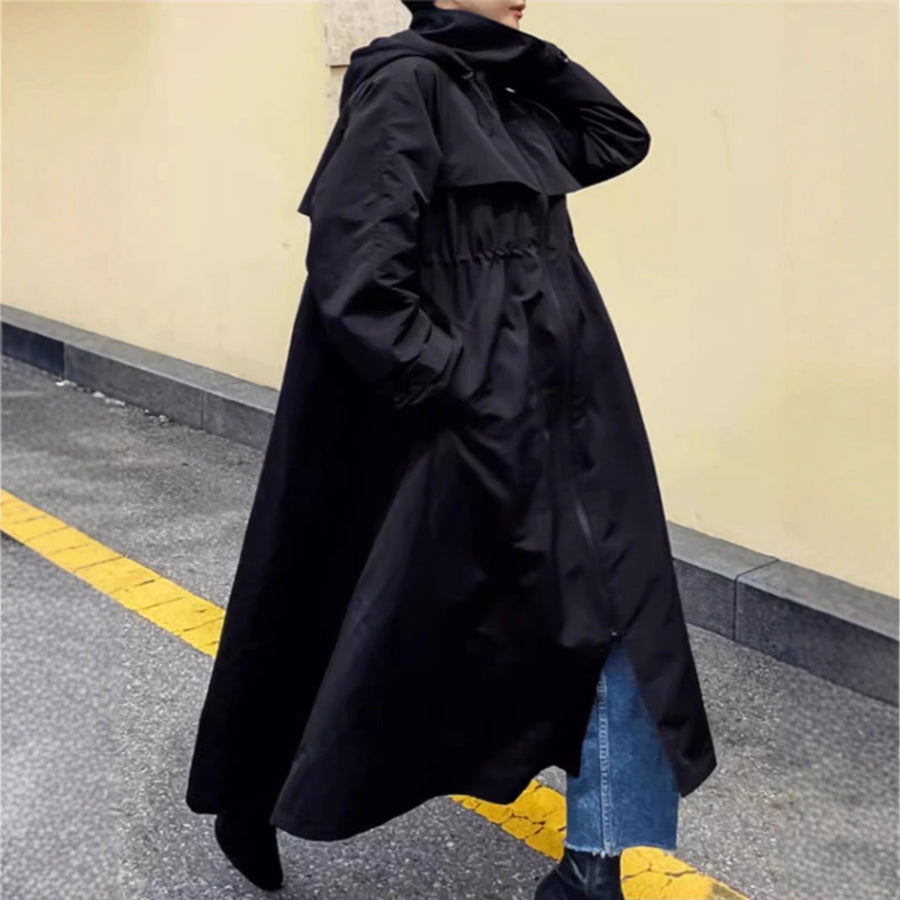 Lange zwarte damestrenchcoat met capuchon en ruim model