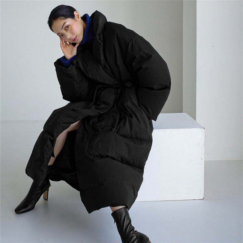 Langer Oversize-Steppmantel für Damen mit Bindegürtel und Kragen
