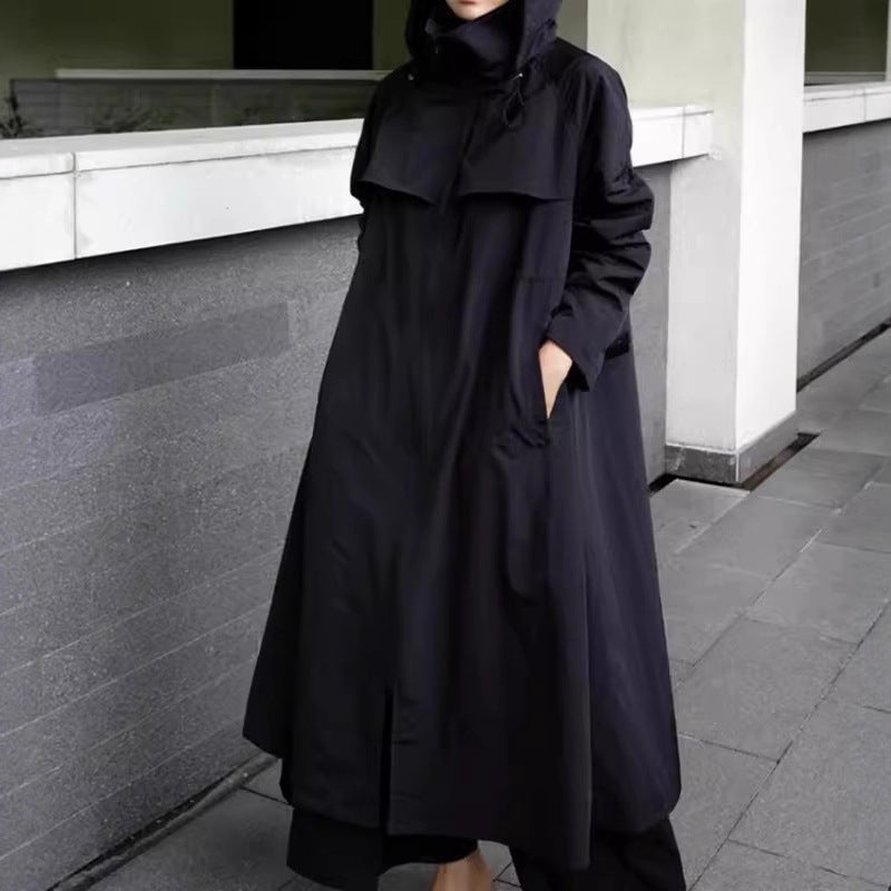Lange zwarte damestrenchcoat met capuchon en ruim model