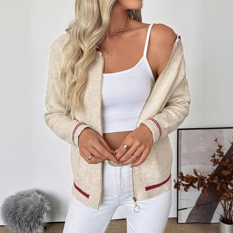 Beige damesvest met rits en rode strepen