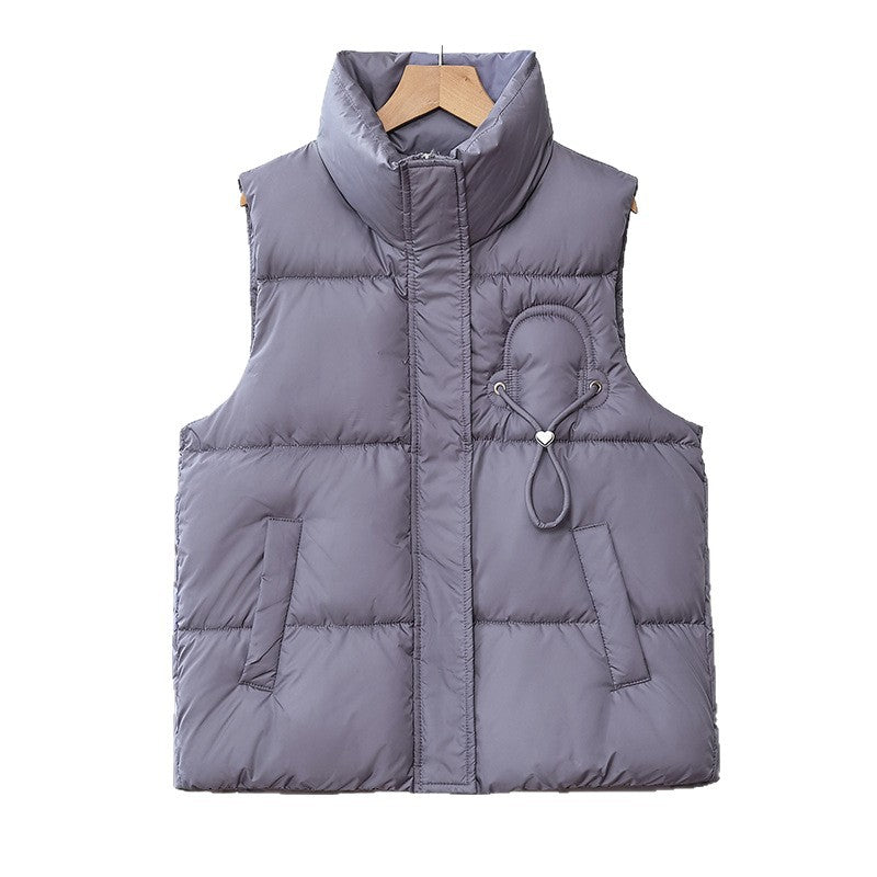 Damesbodywarmer met hoge sluiting, gewatteerd, met opstaande kraag en detail met trekkoord