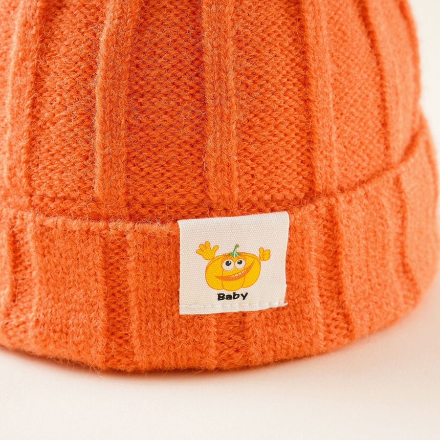 Gerippte Babymütze mit Fruchtstiel, gestrickte Kleinkindmütze mit Blättern und Etikett