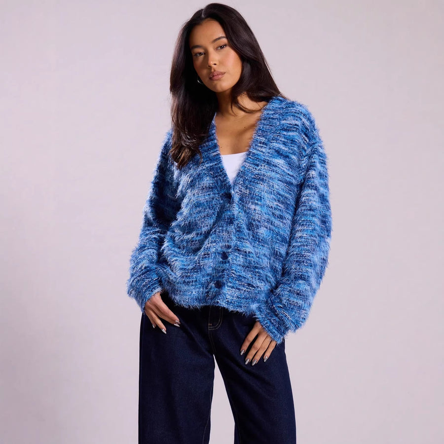 Gebreid damesvest met V-hals en knopen in meerkleurige look