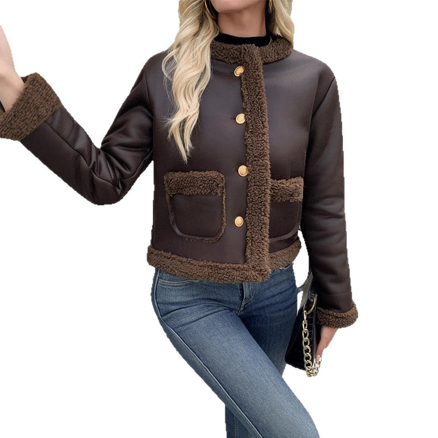 Damen Kurzjacke in Dunkelbraun mit Shearling-Futter und goldfarbenen Knöpfen