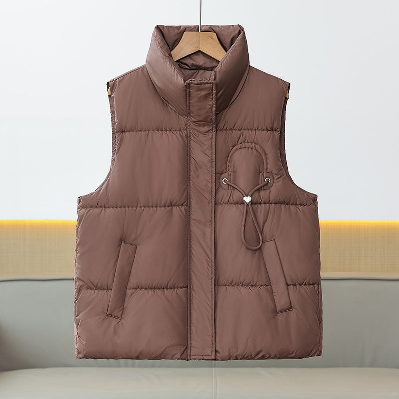 Damesbodywarmer met hoge sluiting, gewatteerd, met opstaande kraag en detail met trekkoord