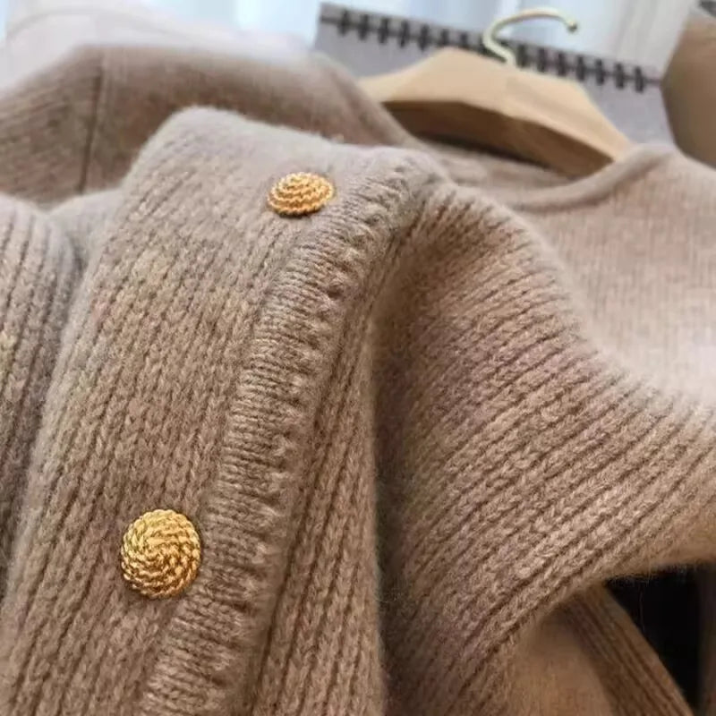 Damen Strickjacke mit Rundhalsausschnitt und Zierknöpfen
