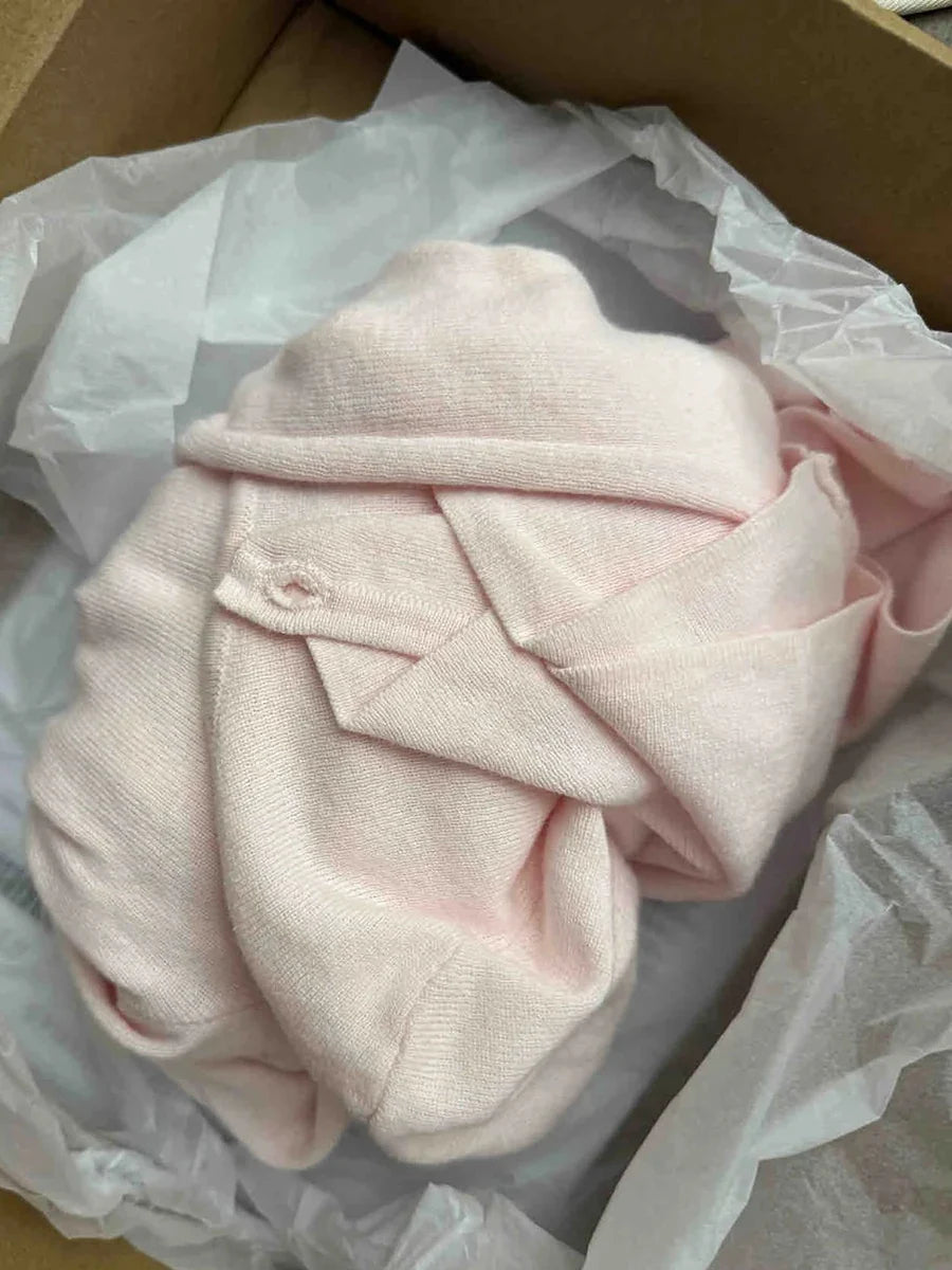 Damesvest, lichtroze, lange mouwen, ronde hals en knopenlijst