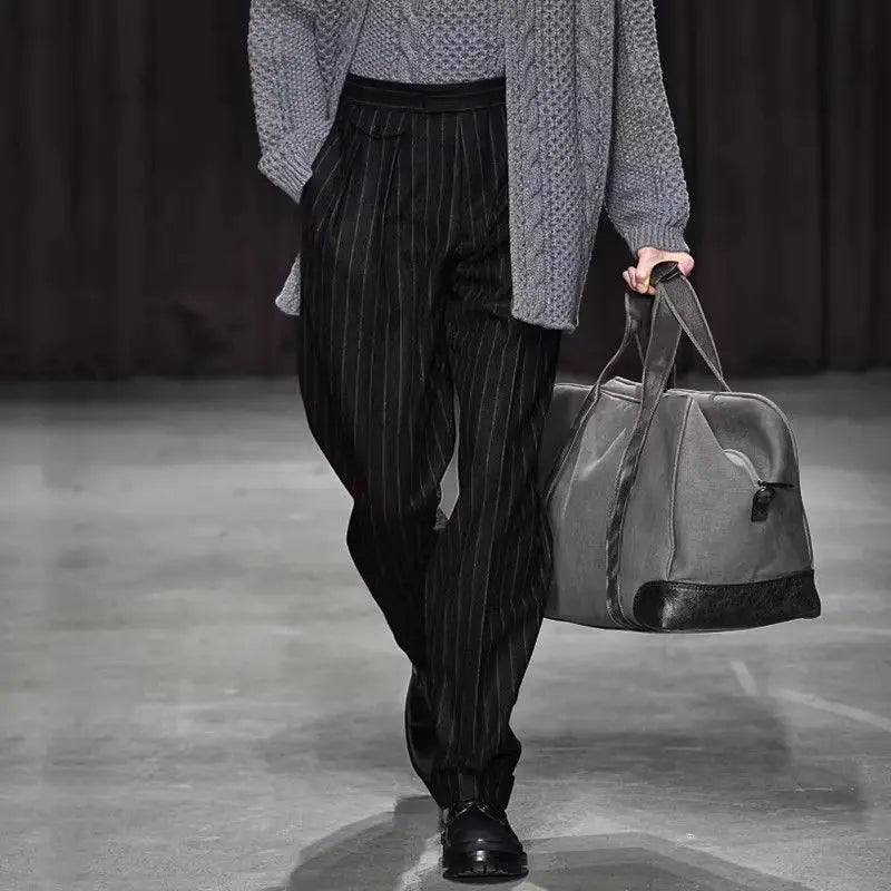 Nauwgestreepte pantalon voor heren, donkergrijs, met plooien en losse pasvorm