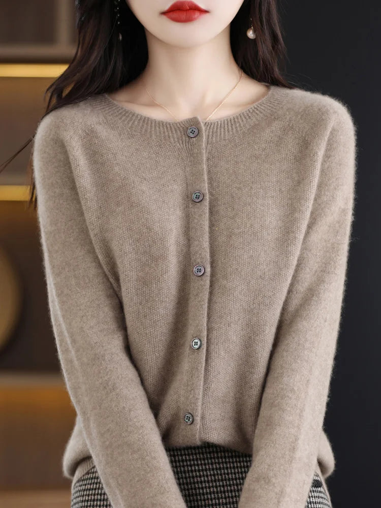 Damesvest met ronde hals en knopenlijst