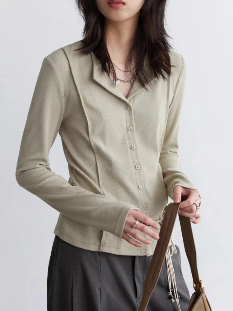 Damesblouse met lange mouwen, knopenlijst en kraag, beige