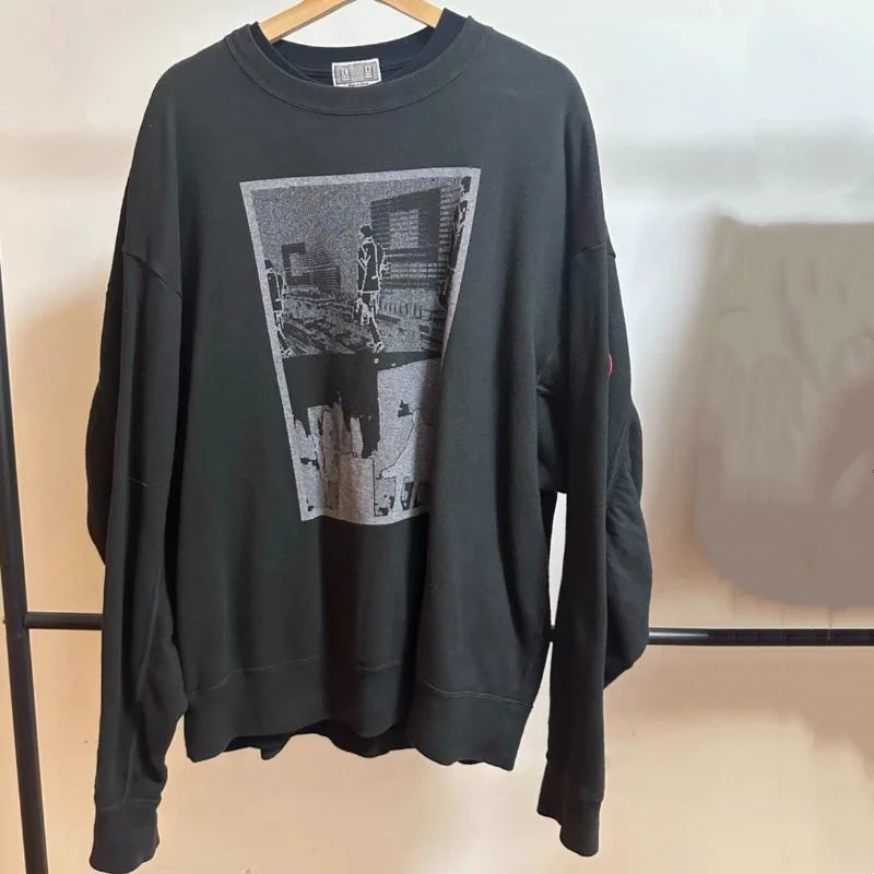 Uniseks sweatshirt met lange mouwen, ronde hals, grafische print en patch op de mouw