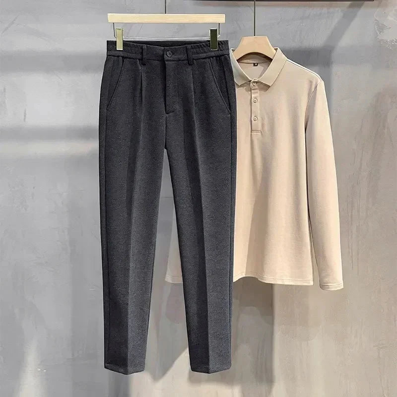 Unisex stoffen broek met elastische tailleband en persplooi, bruin