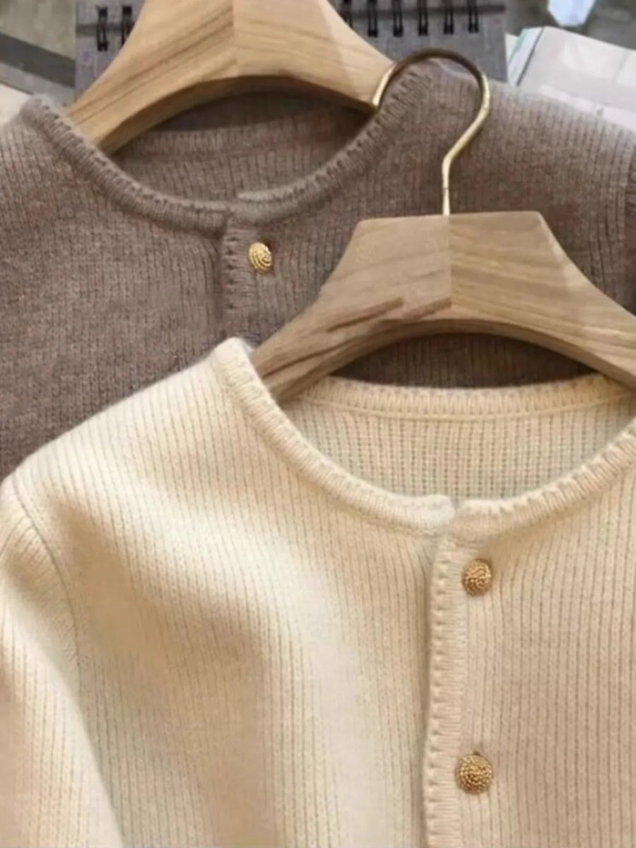 Damen Strickjacke mit Rundhalsausschnitt und Zierknöpfen
