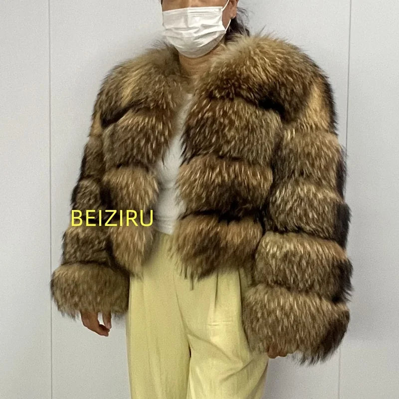 Kurze Damen Pelzjacke mit breitem Reverskragen in Braun- und Schwarztönen