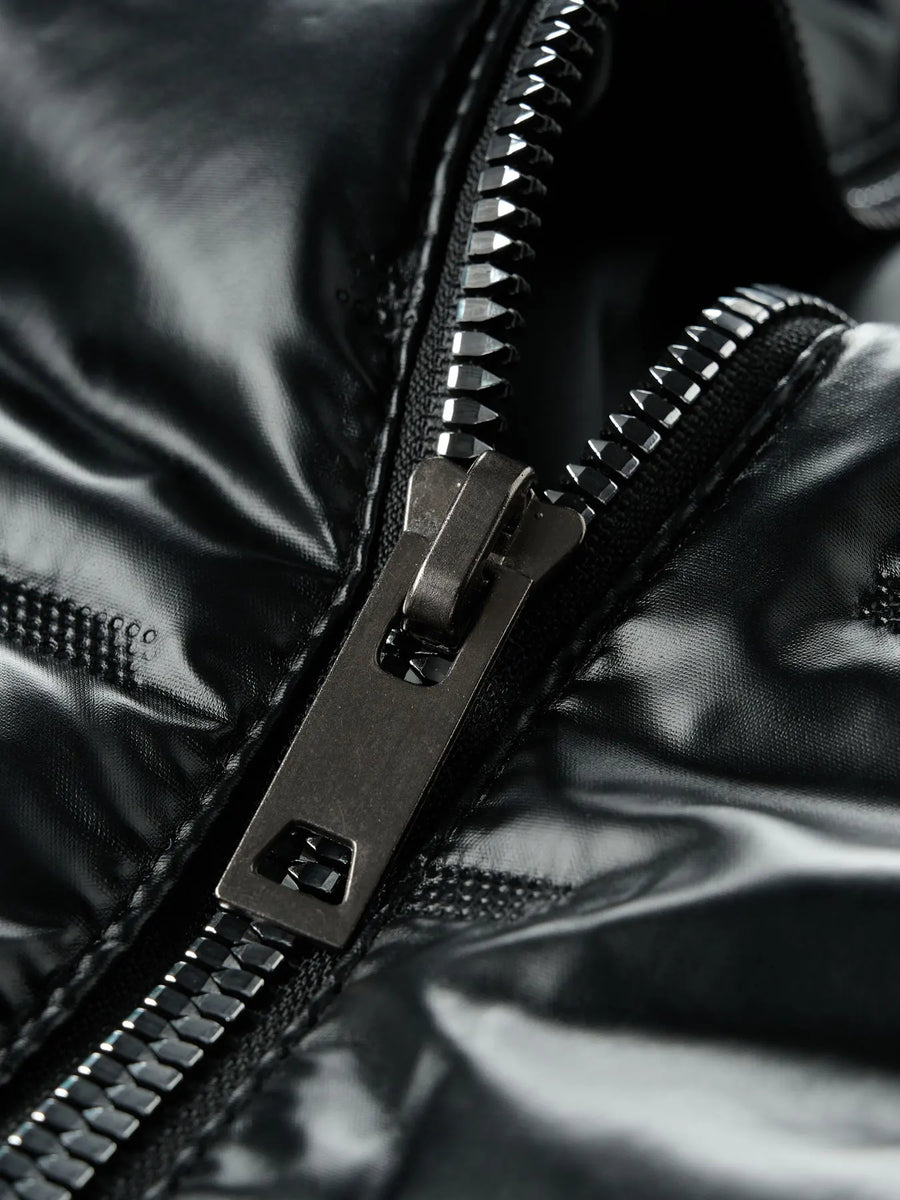 Glänzende Schwarze Steppjacke mit Kapuze