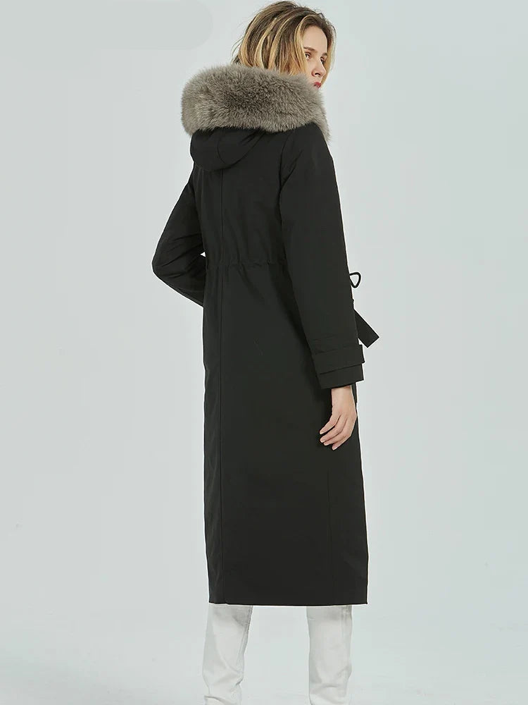 Lange zwarte dameswinterparka met capuchon en imitatiebontvoering