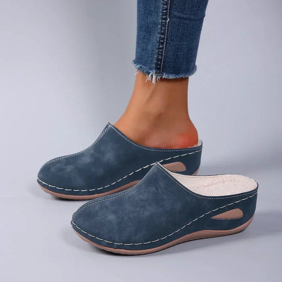 Gevoerde pantoffels voor dames van zacht materiaal met sierstiksels