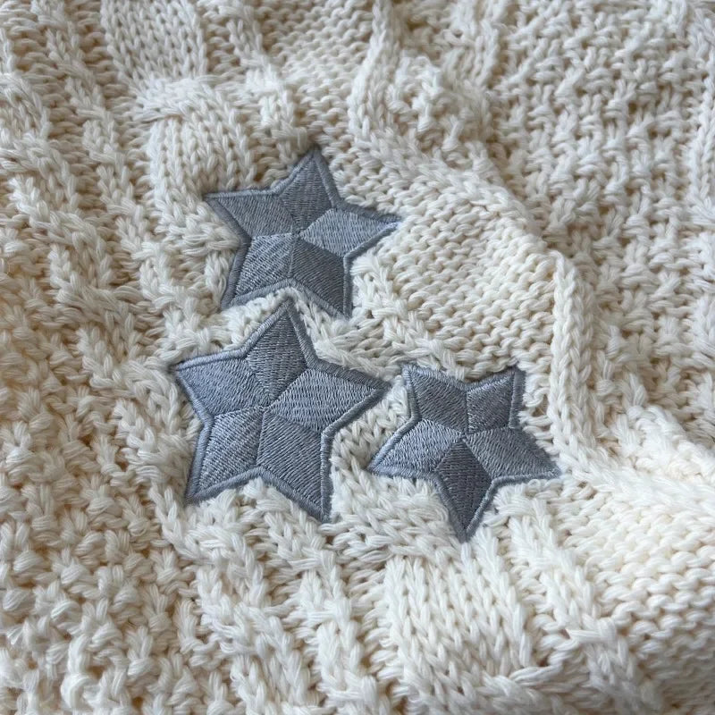 Damesvest beige met V-hals, kabelpatroon en sterrenapplicaties