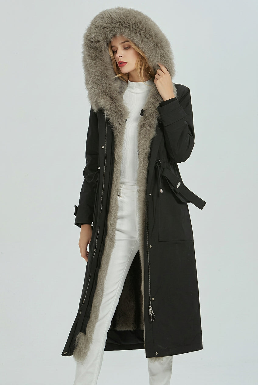 Lange zwarte dameswinterparka met capuchon en imitatiebontvoering