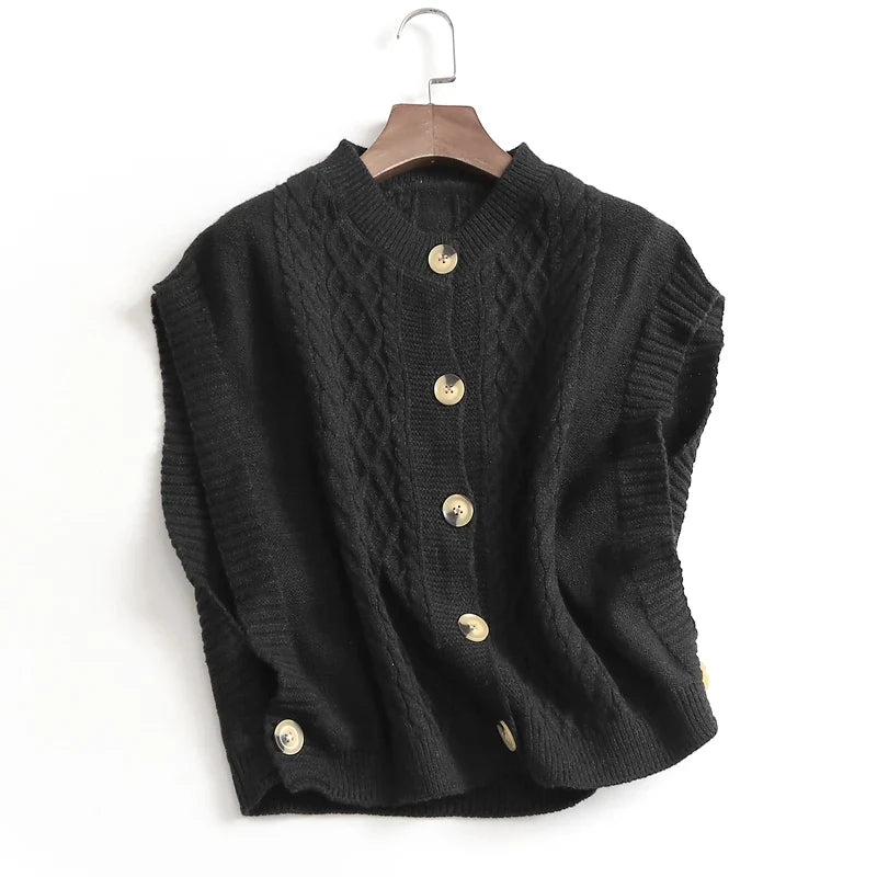 Gebreid damesvest met kabelpatroon, zonder mouwen, met knopen en ronde hals