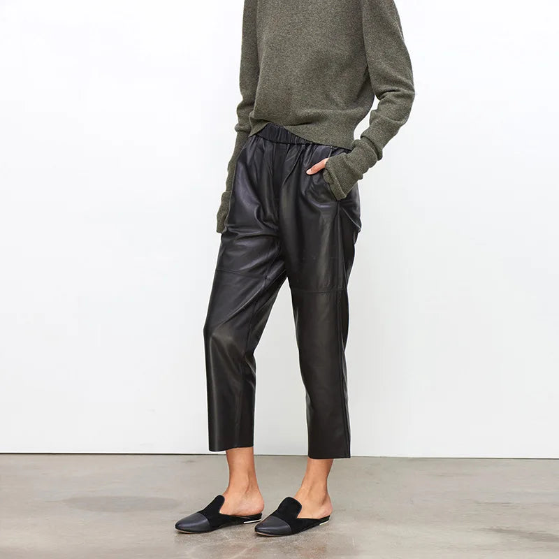 Damesbroek van imitatieleer met elastische tailleband en cropped model
