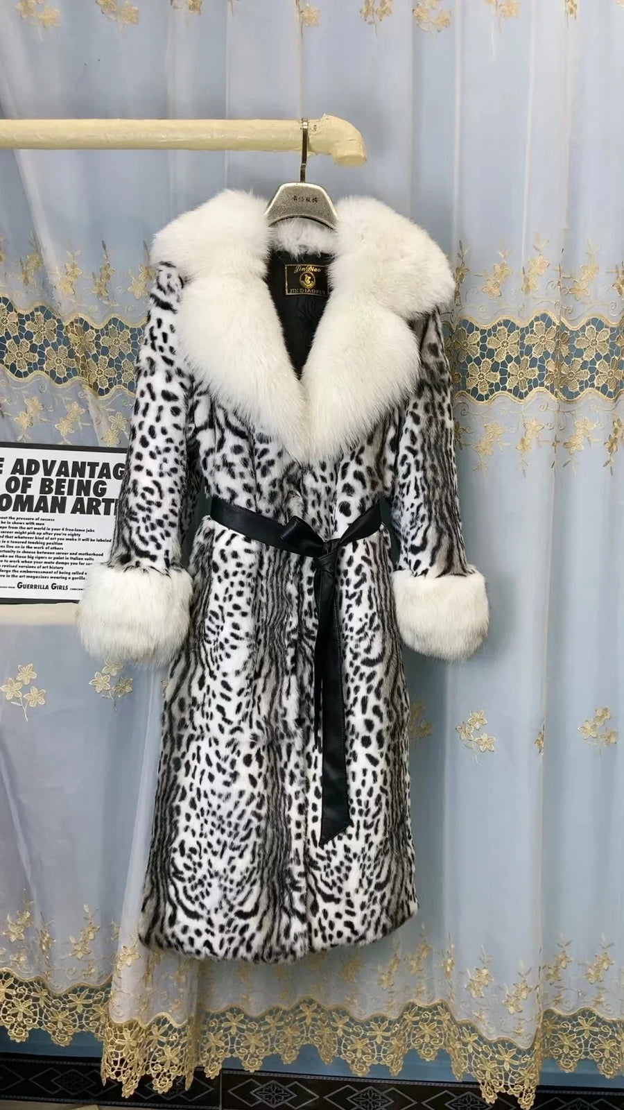 Damen Wintermantel aus Kunstpelz mit breitem Kragen und Gürtel
