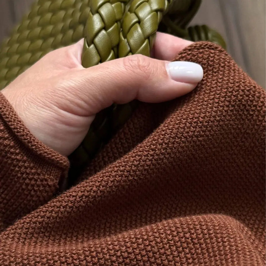 Dames trui met ronde hals, lange mouwen en gebreide look