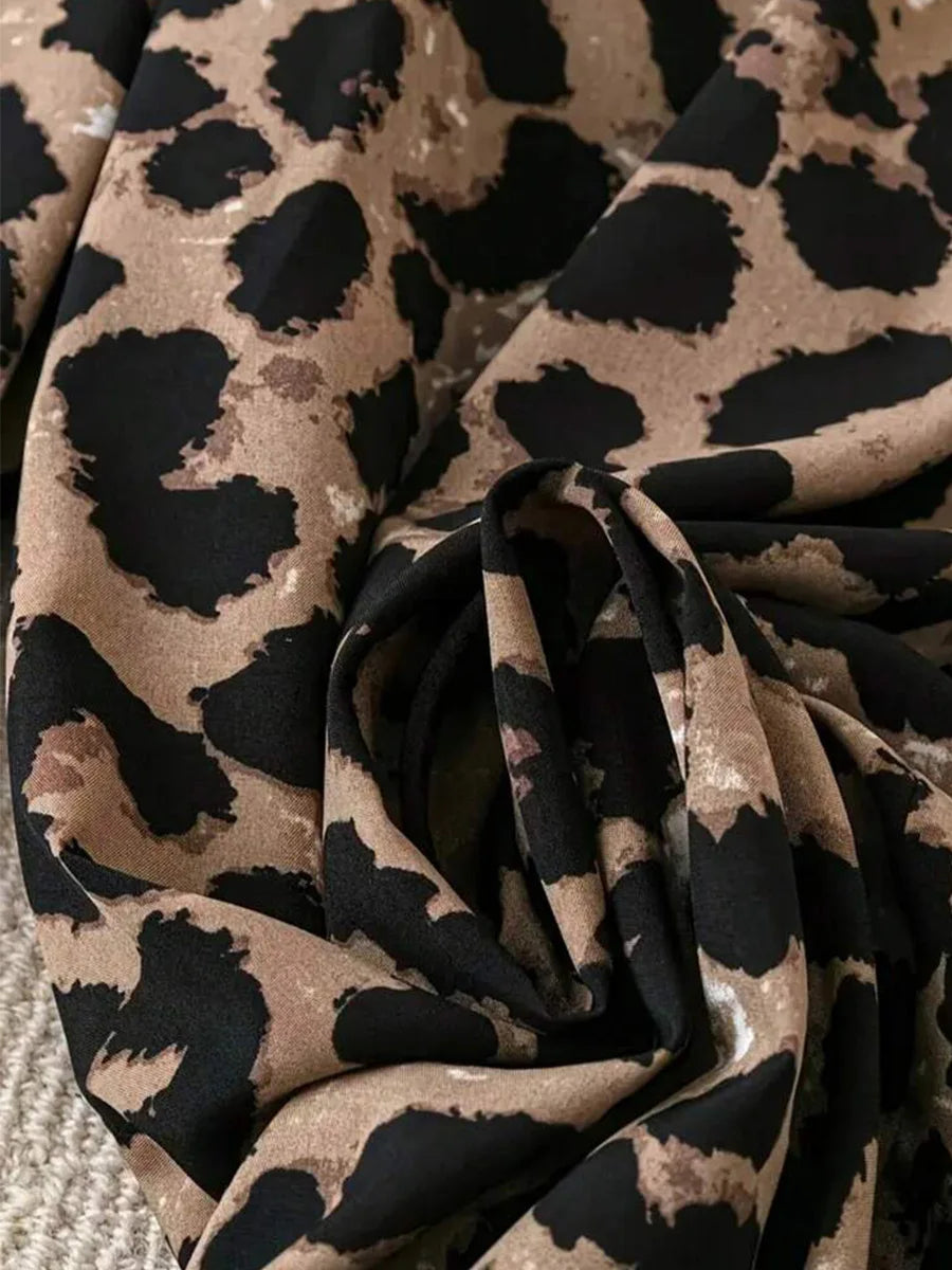 Damesbroek met wijde pijpen en luipaardprint, hoge taille