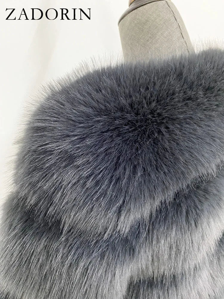 Damen Kapuzen Wintermantel aus Kunstfell in Blau mit horizontalen Segmenten