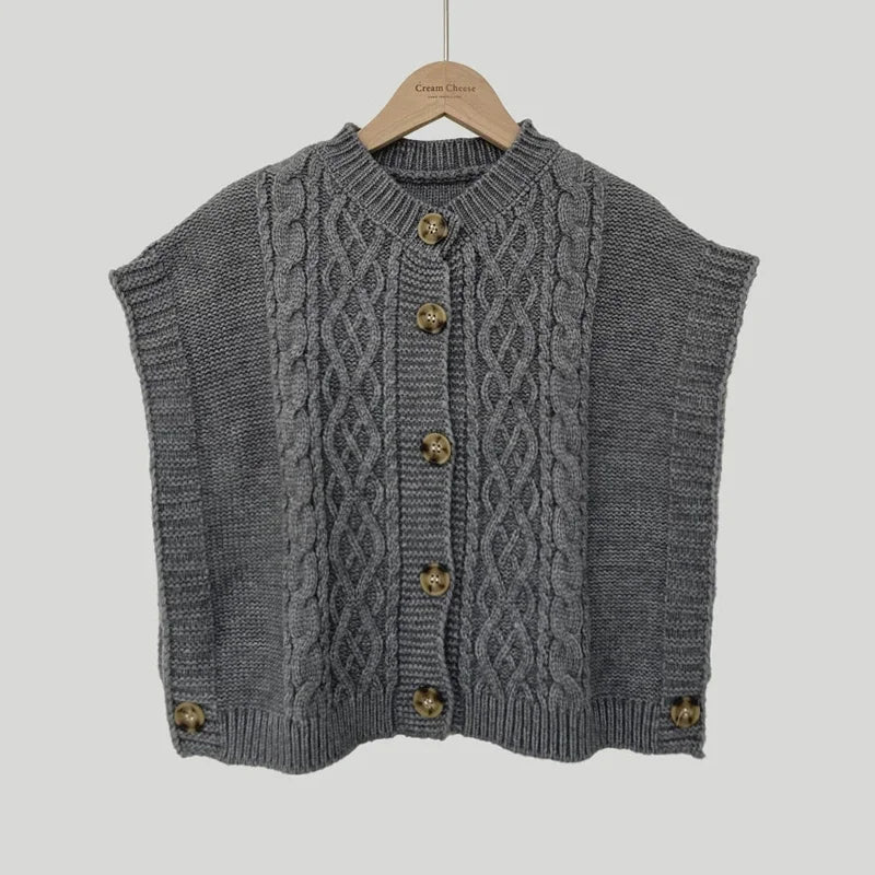Gebreid damesvest met kabelpatroon, zonder mouwen, met knopen en ronde hals