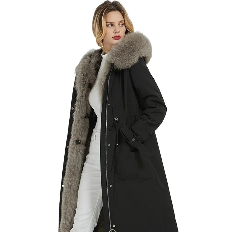 Lange zwarte dameswinterparka met capuchon en imitatiebontvoering