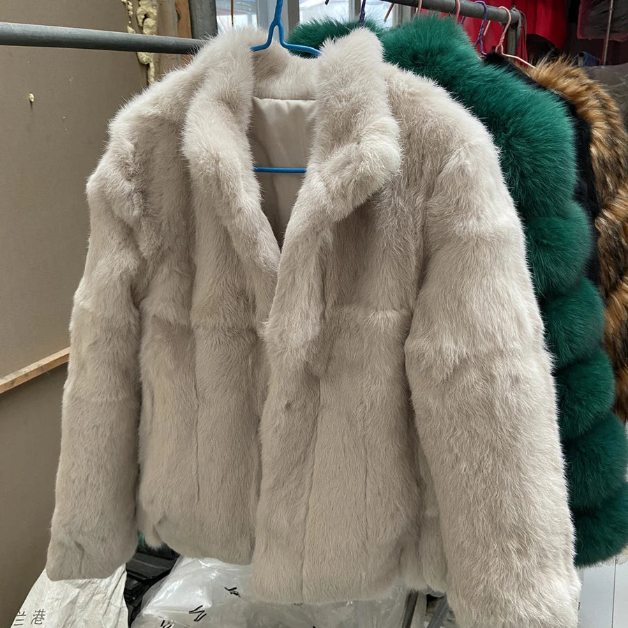 Damen Kurzmantel aus flauschigem Material mit Stehkragen