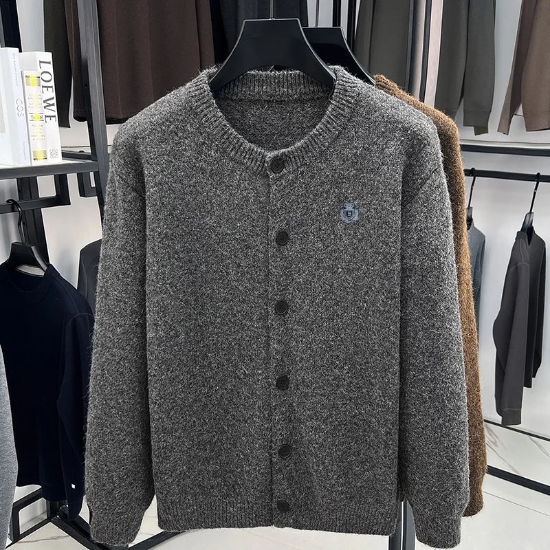 Herenvest met ronde hals, effen pullover met knopen en embleem