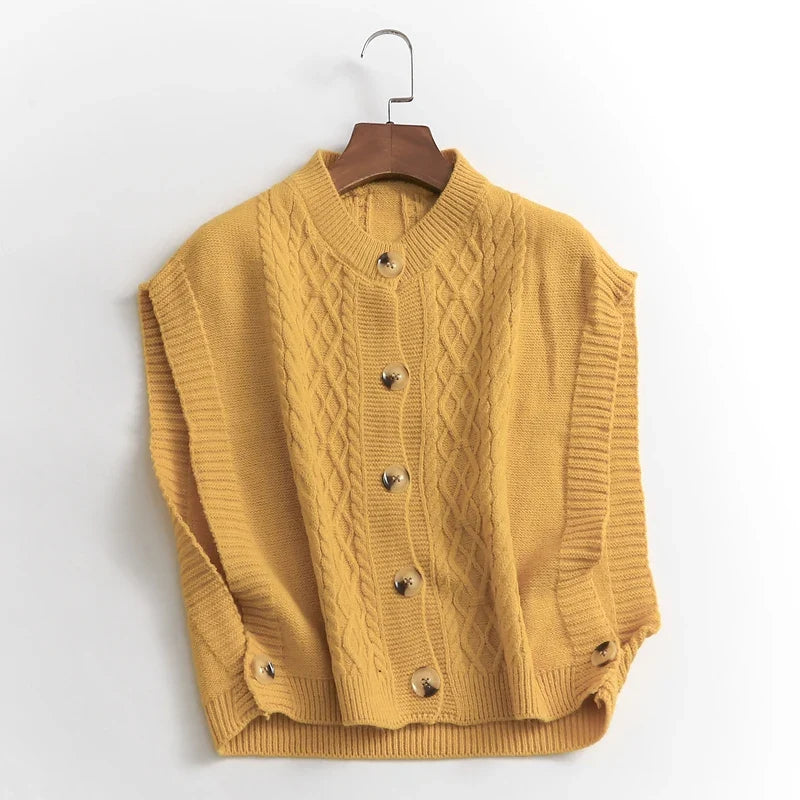 Gebreid damesvest met kabelpatroon, zonder mouwen, met knopen en ronde hals