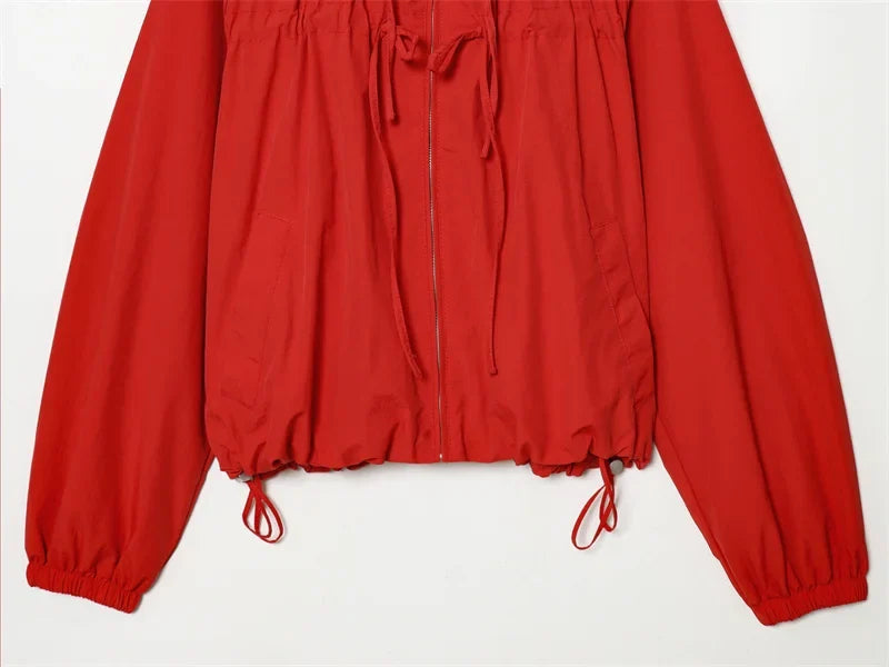 Kurze Damen Windjacke mit Kapuze – Leicht & Lässig