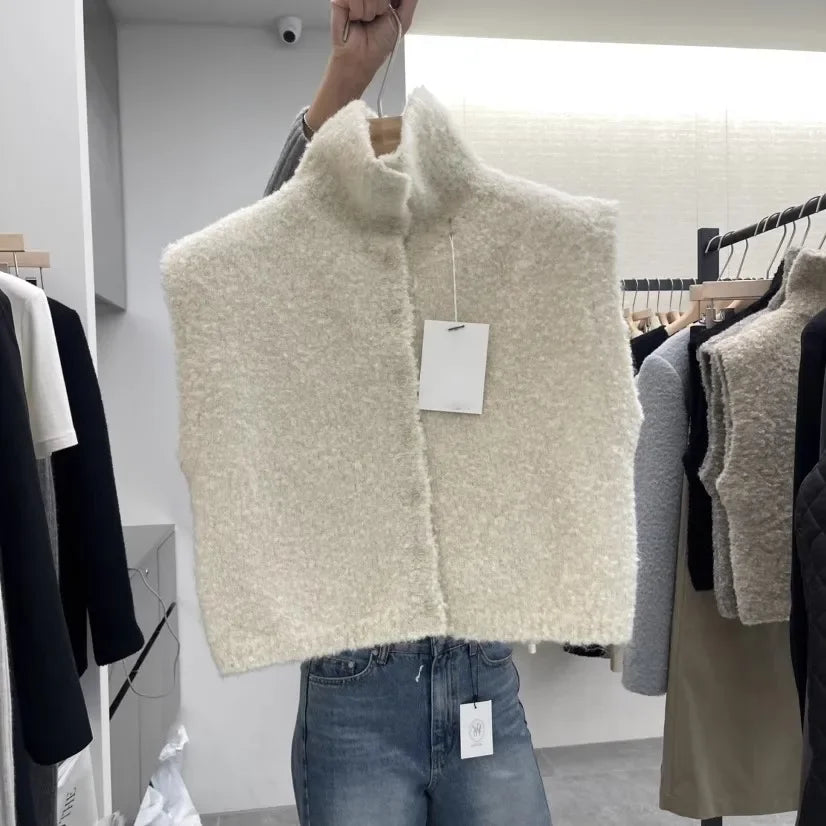 Damesgebreid vest met opstaande kraag en knopenlijst